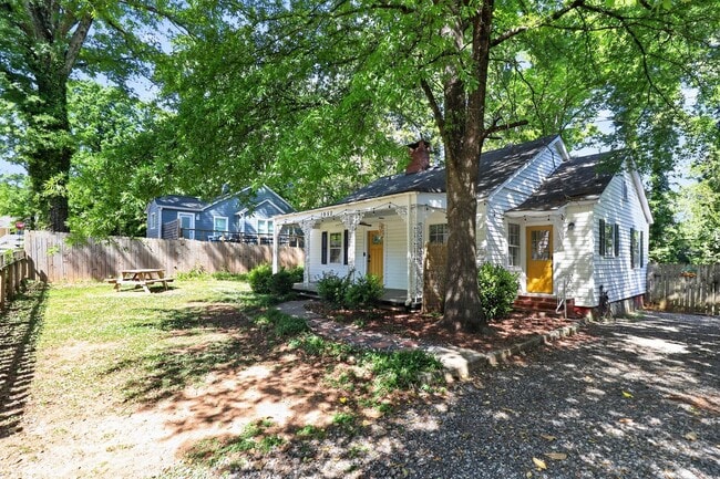 Foto del edificio - Charming 2BR Home Near Uptown Charlotte