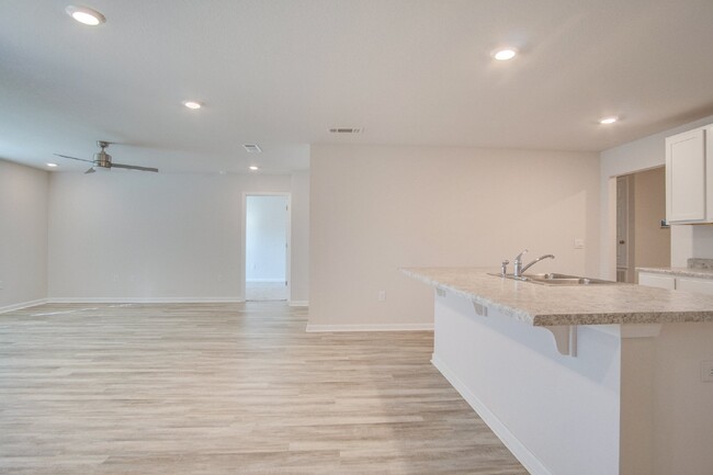 Foto del edificio - Nearly Brand new 4/2 home in the amenity f...