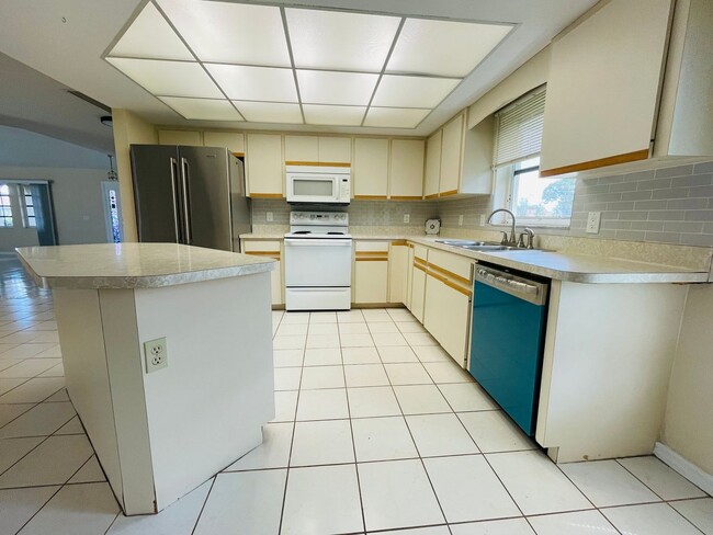 Building Photo - **DEEP CREEK, 3/2/2 POOL HOME**