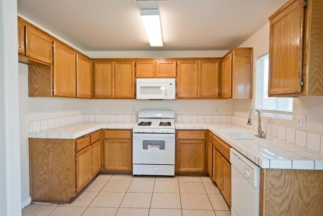 Building Photo - SW-Bakersfield 3 bedrooms 2 baths house
