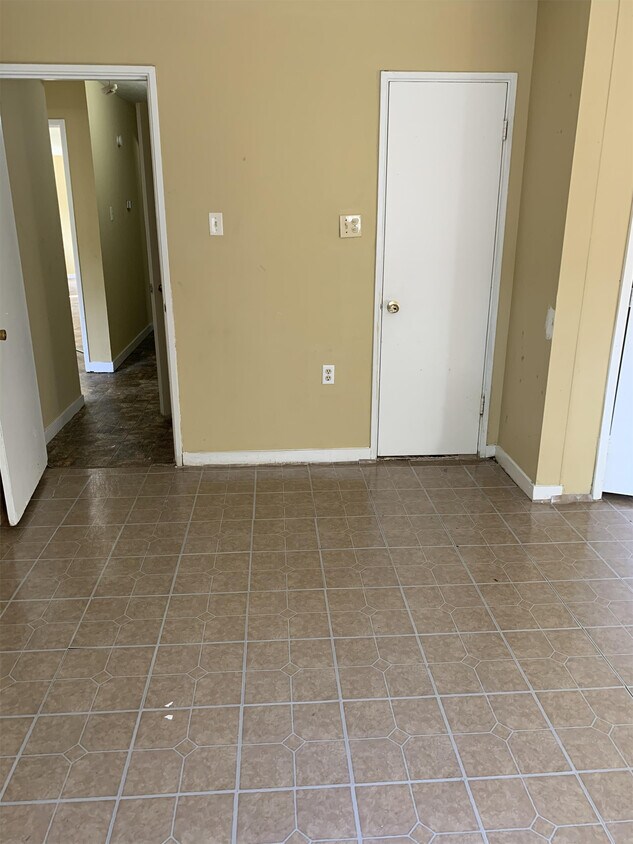 Building Photo - 2944 Lakewood Dr