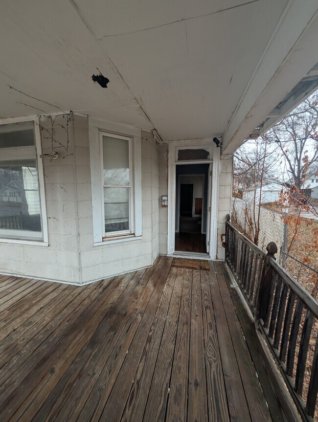 Foto del edificio - 721 E McClure Ave