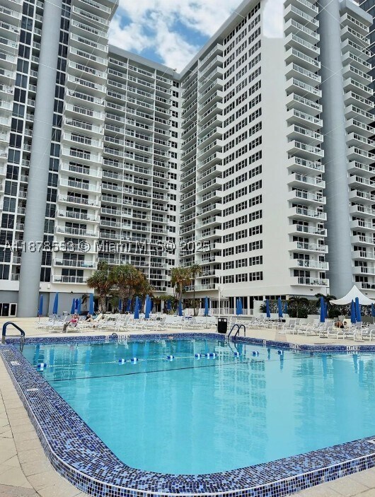 Building Photo - 2030 S Ocean Dr