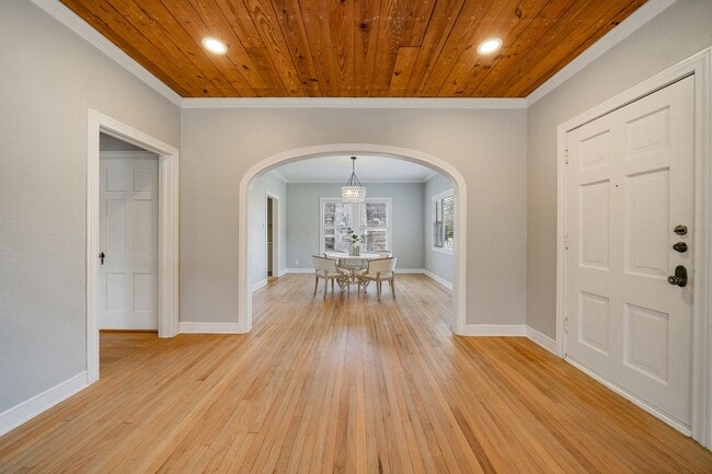 Building Photo - 433 Cole St