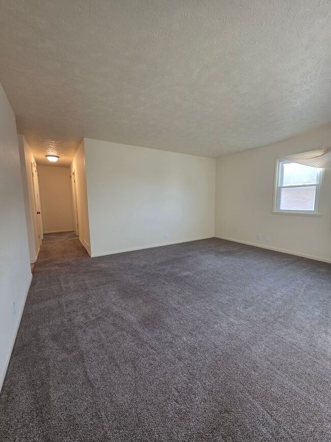 Building Photo - Spacious Three Bedroom!