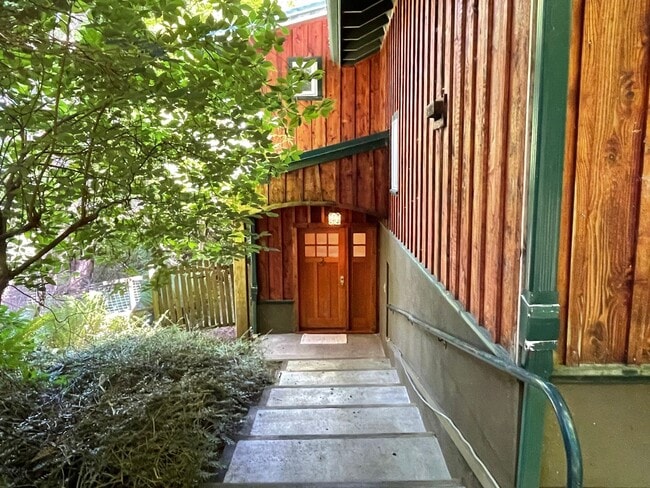 Foto del edificio - Langley Craftsman in Park-Like Setting and One Small Pet Allowed