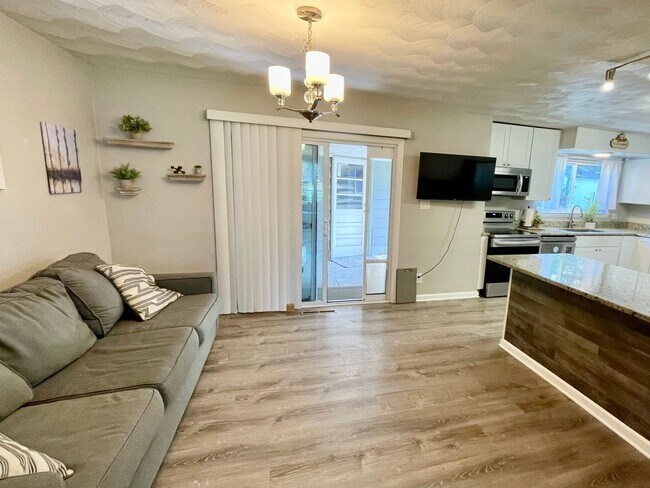 Foto del edificio - 4-Bedroom Home with Bonus Flex Room