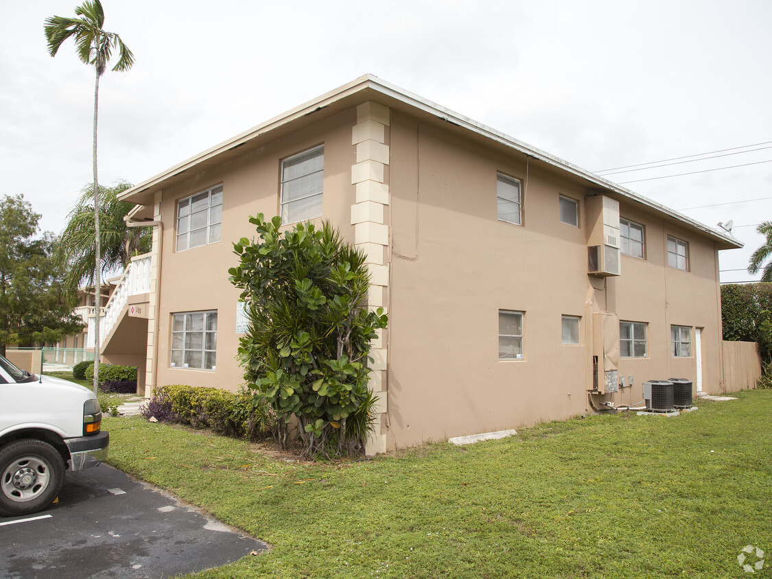 Building Photo - Pinecrest Pointe Apartments