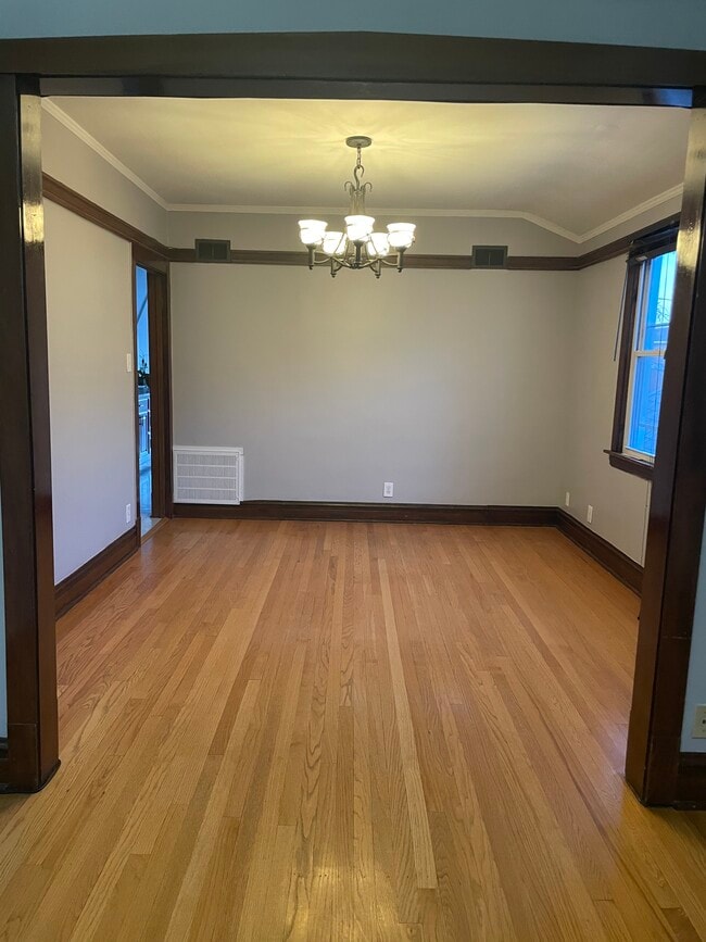 Dinning room - 5650 W Giddings St