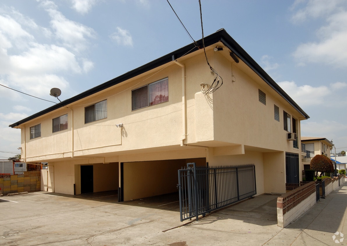 Building Photo - 310 E Avenue 28