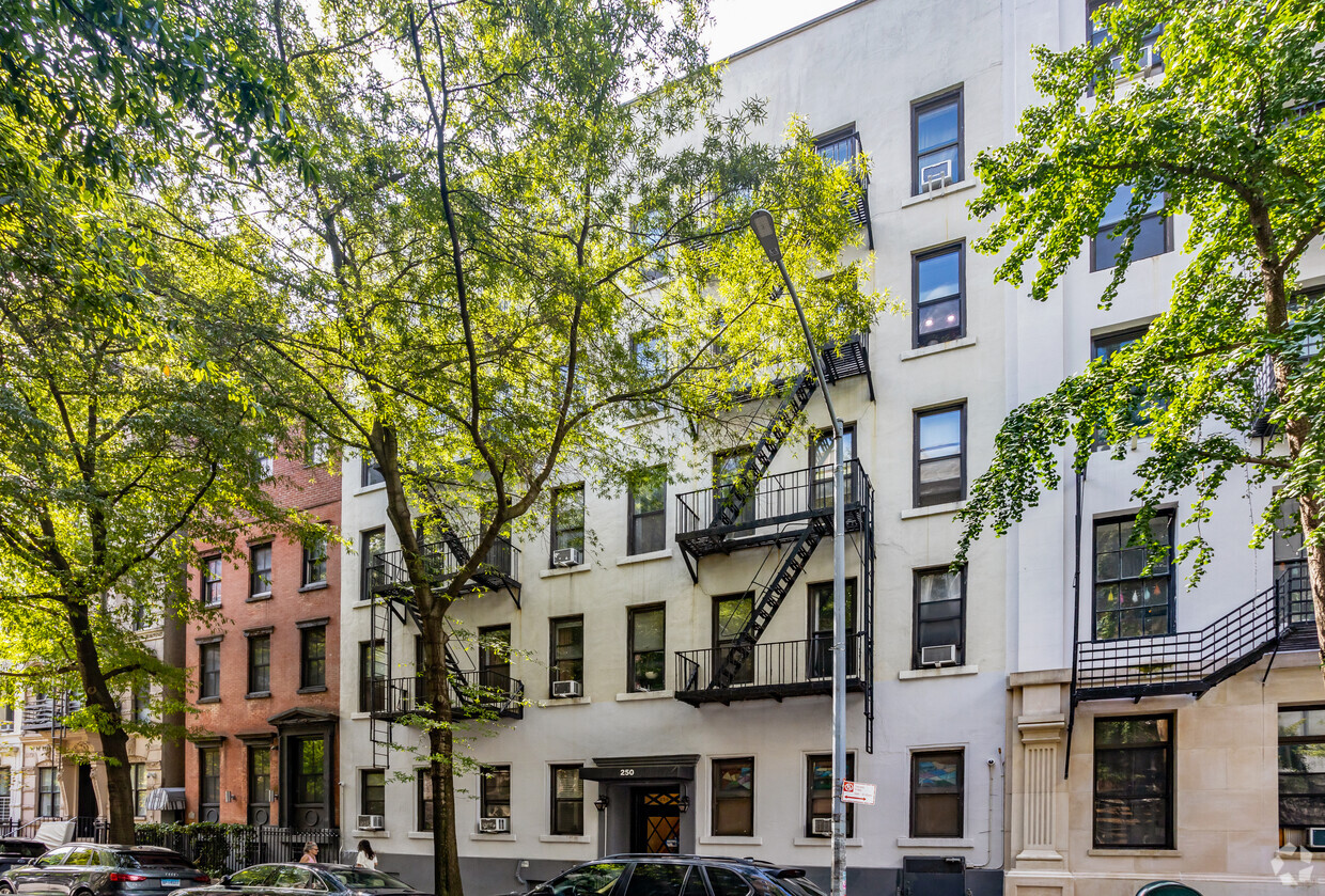 Primary Photo - 250 W 22nd St