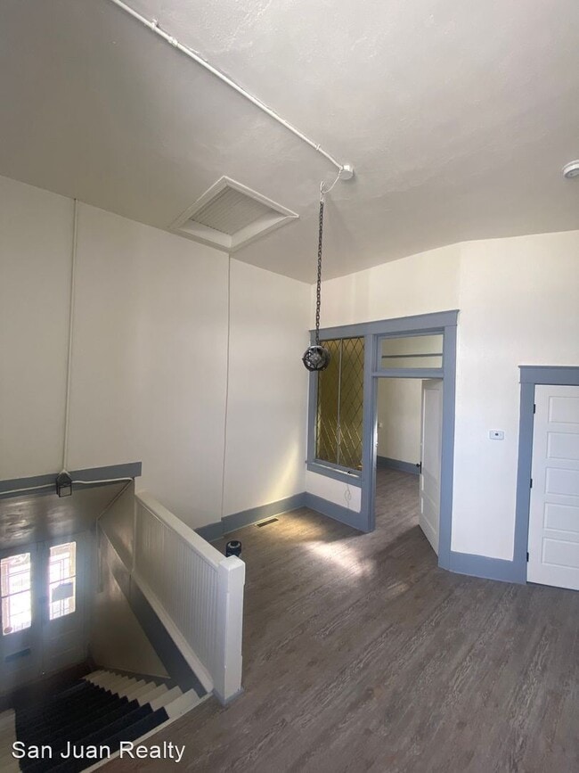 Building Photo - 2 br, 1 bath House - 105 1/2 S. Main St.