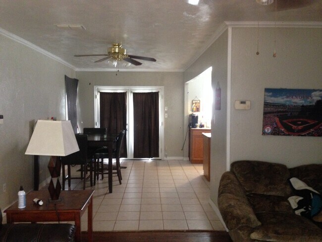 Foto del edificio - 2 bed 2 bath with a ton of SPACE!!