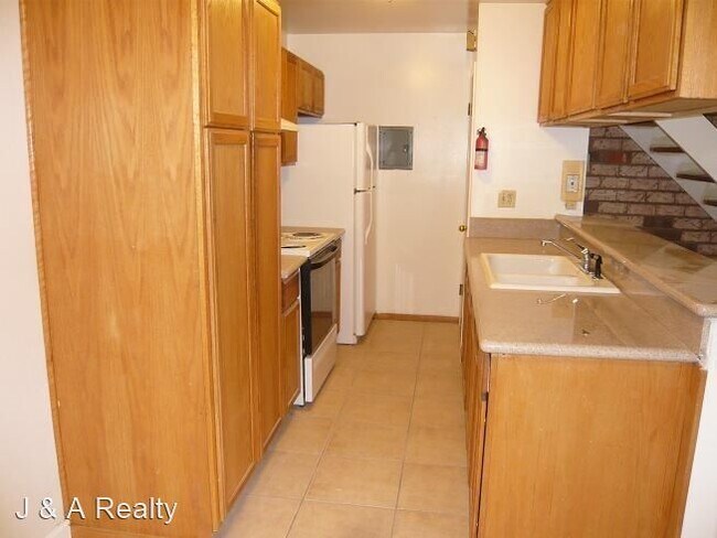 Building Photo - 2 br, 1 bath House - 34740 Skylark Dr #2