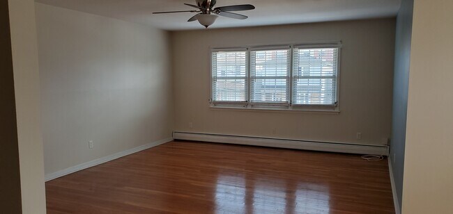 Large Livingroom - 200 Sussex St