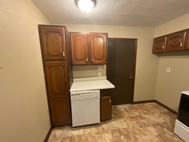 Building Photo - Spacious 3 bed, 1 1/2 bath, 1 car garage w...