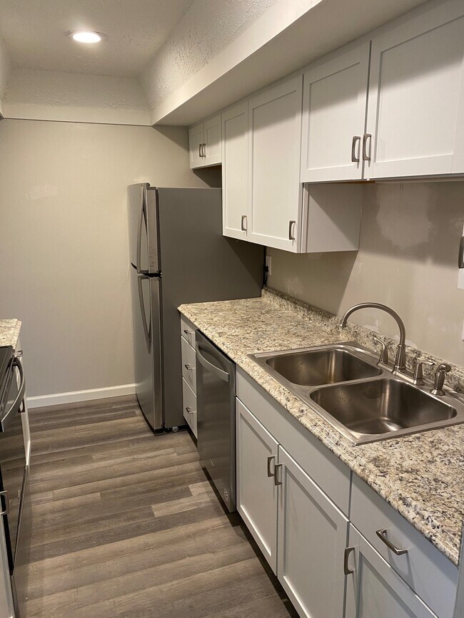 892 Chatham Ln Unit M, Columbus, OH 43221 Condo for Rent in Columbus