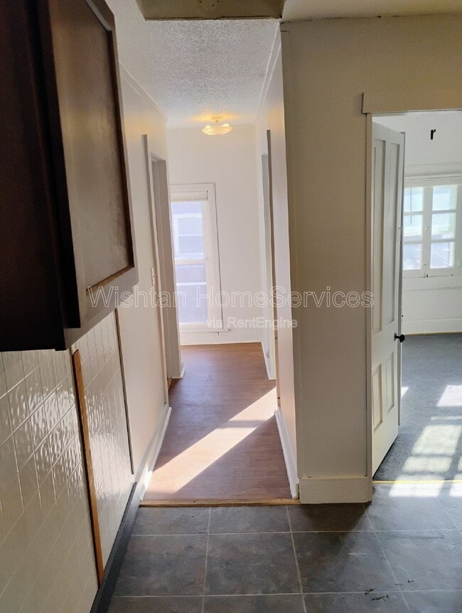 Building Photo - 1086 N Cedar St