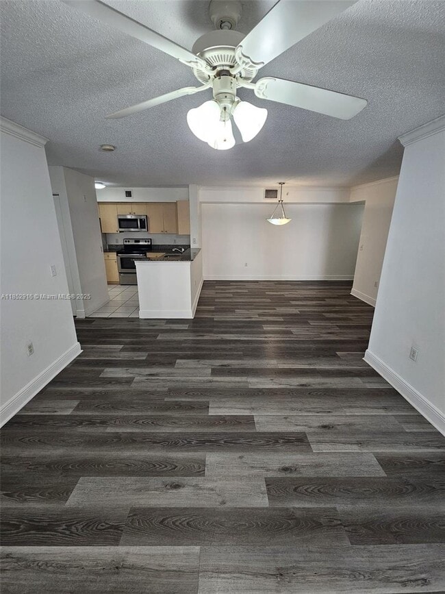 Foto del edificio - 2451 Centergate Dr