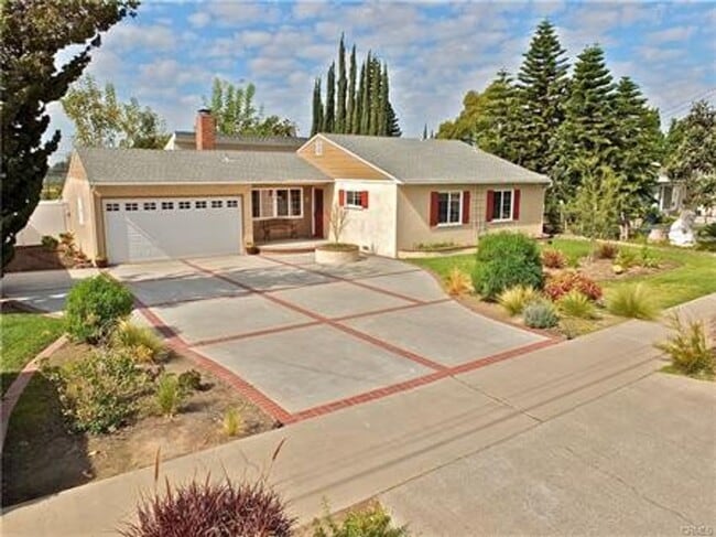 Photo - 680 N Cambridge St House