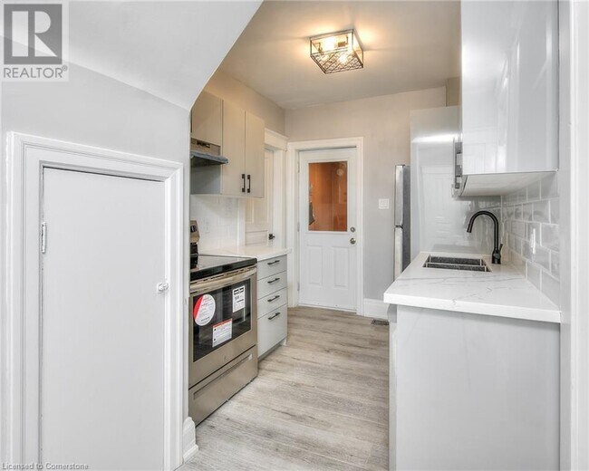 Photo du bâtiment - Upper Level 2 Bed / 1 Bath Unit for Rent in Kitchener, ON - $1,949/month (utilities included)