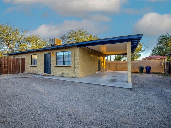 Building Photo - 3 Bedroom 2 Bathroom Near UofA!
