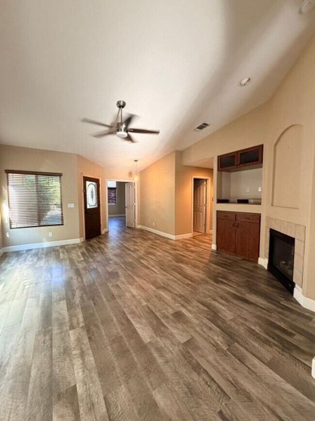 Foto del edificio - Beautifully Remodeled 4 Bedroom, 2 Bath Home in Desirable Elk Grove Neighborhood