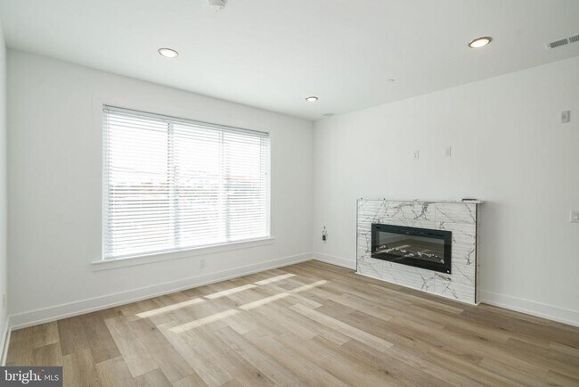 Building Photo - 2000 N Front St