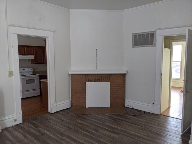 Foto del edificio - AVAILABLE NOW!  4-bedroom, 2-bath house across from Kinnick!