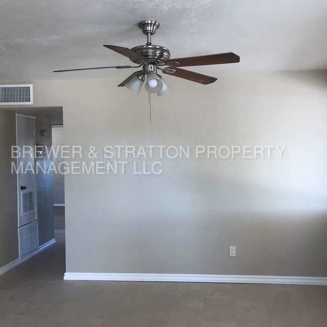 Building Photo - 2240 W Cholla St