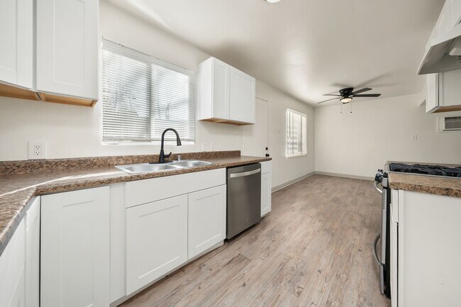 Building Photo - Newly Renovated 3 Bedroom 1 Bathroom