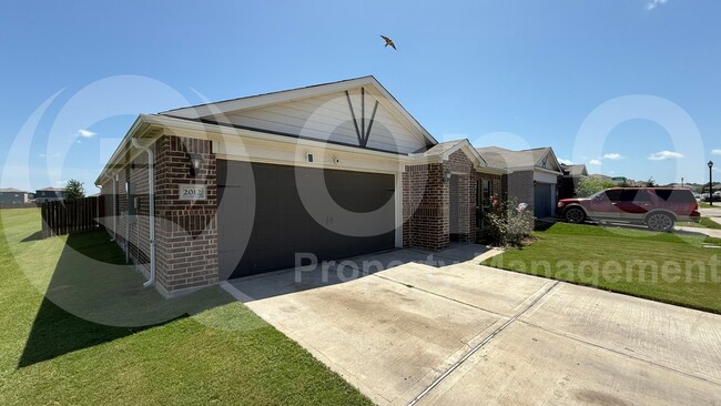 Building Photo - 2012 Canterbury Dr