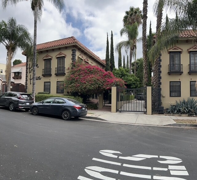 Building Photo - 1626 N Serrano Ave