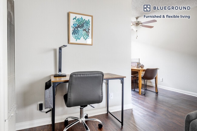 Building Photo - 1340 N Poinsettia Pl