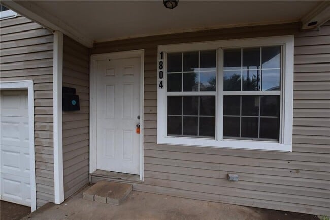 Building Photo - 1804 Hampton Dr