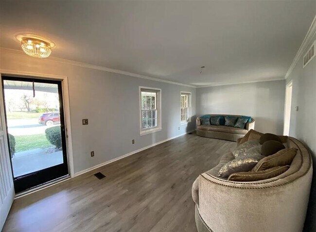 Building Photo - Welcome to this charming well kept and upd...