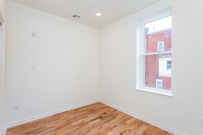 Foto del edificio - 2 br, 1 bath 4plex - 640 N 32ND ST Unit R2