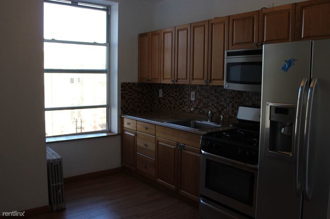 Building Photo - 572 Manhattan Ave