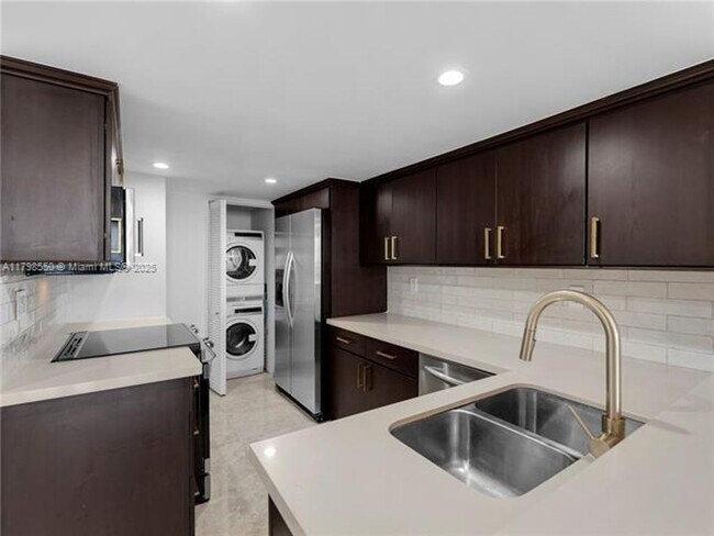 Foto del edificio - 1717 N Bayshore Dr