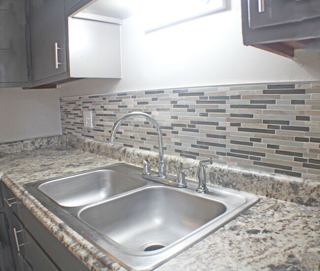 Foto del edificio - 2208-2210 Woodlawn Ave