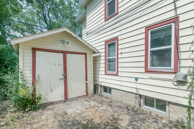 Building Photo - 2446 E Johnson St