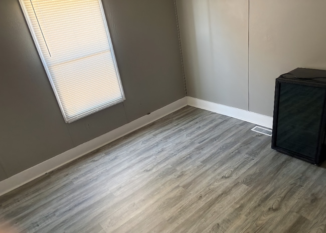 Building Photo - 33 Village Ct