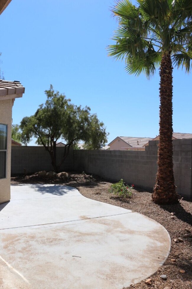 Foto del edificio - SHOWINGS AVAILABLE NOW