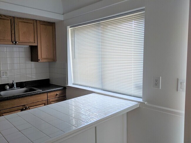 Building Photo - Germantown Condo Near Poplar Ave!