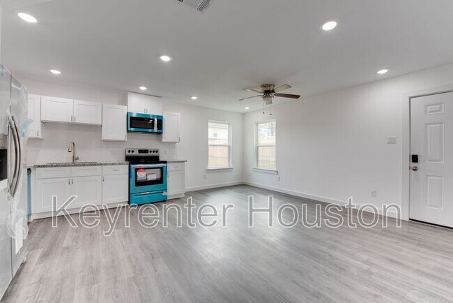 Foto del edificio - 8126 Sterlingshire St
