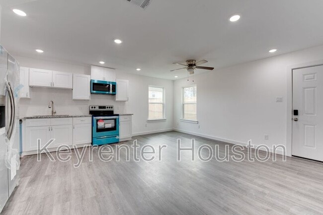 Building Photo - 8128 Sterlingshire St