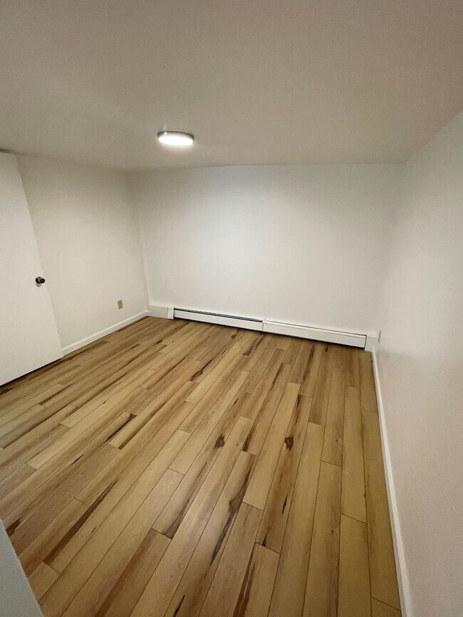 Building Photo - 709 Cowdin