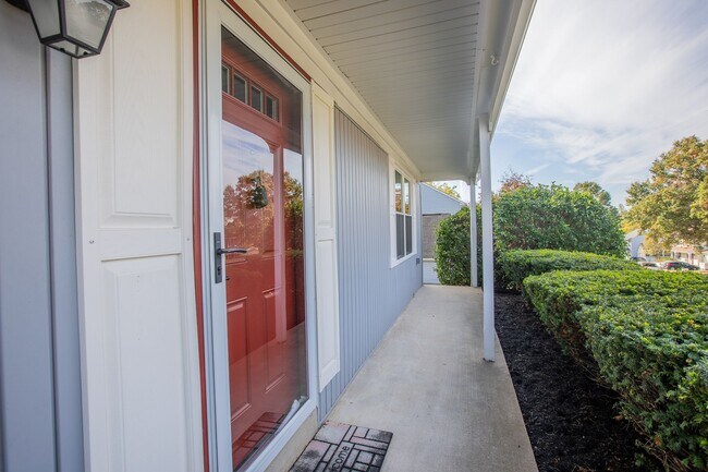 Foto del edificio - Lovely 3 BR/2.5 BA Single-Family Home in E...