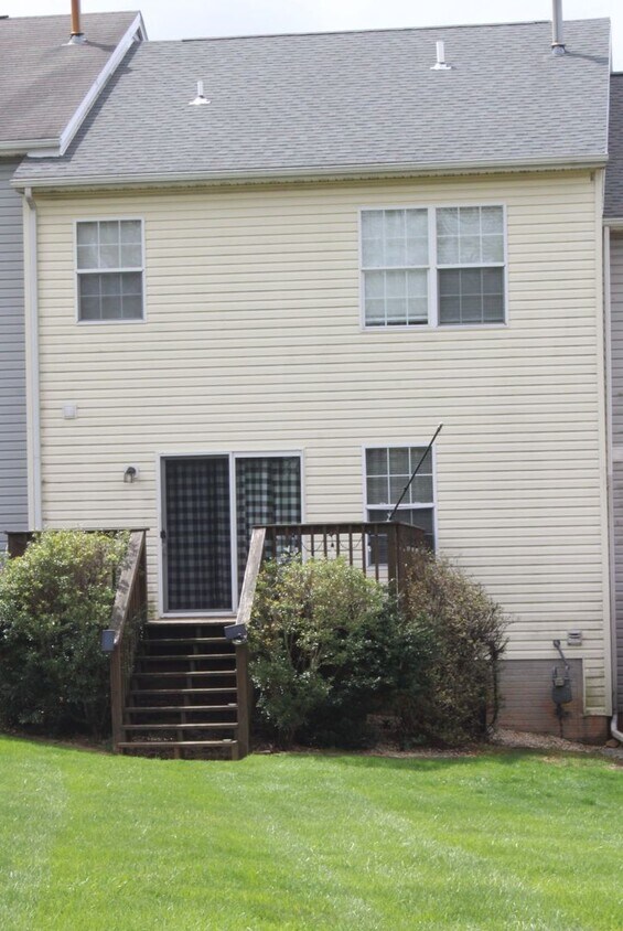 Building Photo - Town Home