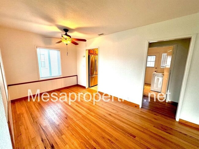 Building Photo - 1558 W 9th St